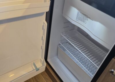 Chladnička v luxusnom obytnom prívese na prenájom.