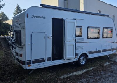 Karavan s otvorenými dverami.