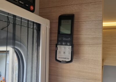 Ovládač ku klimatizácii v klimatizovanom obytnom prívese na prenájom.
